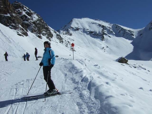 Esquiando en la cima nevada